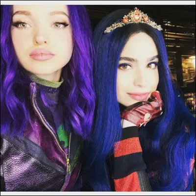 Comment s'appelle la jeune fille qu'interprète Dove Cameron dans Descendants ?