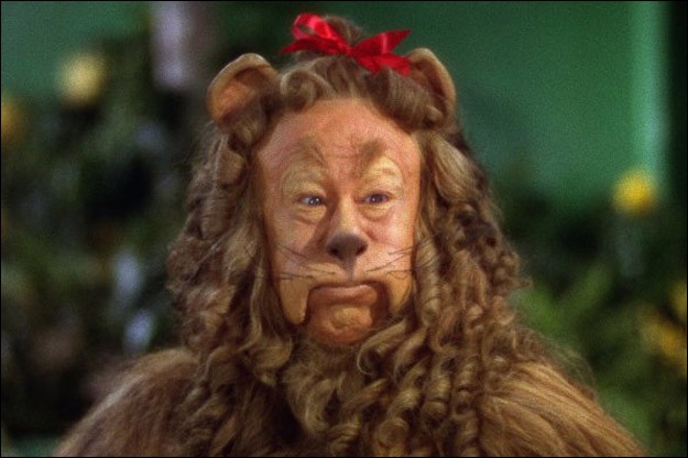 Dans "Le Magicien d'Oz", on peut voir un lion aux côtés de Dorothée, la petite fille. Que souhaite-t-il demander au magicien d'Oz ?