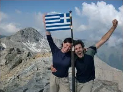 Le sommet qui s'élève abruptement, est entouré de ravins. Au contraire, dans sa partie inférieure, il est surtout boisé. Les escarpements rocheux qu'on retrouve à la cîme sont recouverts de neige la majeure partie de l'année. La randonnée de 18km prend 2 jours de marche, avec une nuit en refuge. S'habiller pour le chaud même en août. 
Quel est ce sommet qui est aussi le trône de Zeus ?
