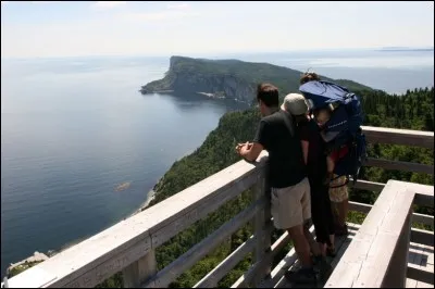 Ce sentier se prolonge vers cette pointe entourée par la mer, donnant cette impression d'arriver au bout du monde. C'est là où le St-Laurent s'élargit de fleuve à golfe. Avec un peu de chance, on peut y observer des phoques ou des baleines. Ici, on voit une partie du panorama depuis le sentier du mont Saint-Alban, à Cap-Bon-Ami.
Quel est ce parc situé à l'extrémité de la péninsule gaspésienne ?