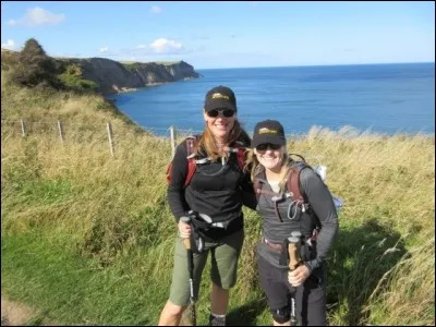 Pour cette randonnée, on vous prend en charge pour traverser le pays depuis la mer d'Irlande jusqu'à celle du nord, à travers 3 parcs nationaux, croisant d'anciens ''stone circles'', des châteaux médiévaux et des monastères, profitant du charme légendaire du nord du pays. 
Dans quel pays se fait cette randonnée, où l'on emprunte parfois des chemins romains mais où l'on couche toujours en hôtel ?