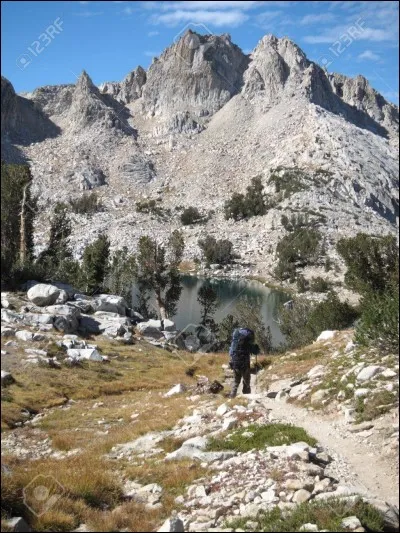 Cette randonnée traverse la Sierra Nevada ce qui en fait la favorite des Américains. Elle va de Yosemite Valley au sommet du Mont Whitney, soit 354 km, dont 260 formaient auparavant la Pacific Crest Trail. 
Cette sortie s'effectue à l'écart de toute civilisation : vous êtes donc seul, pendant au moins 2 semaines, face à la nature.
Quel nom porte ce trek, sentier parmi les plus sauvages du pays ?