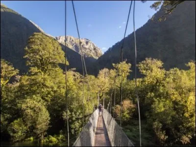 Ce sentier de randonnée est le plus connu du pays. Il fait 53 km et vous fait enjamber des ponts suspendus, des passerelles en bois et un col de montagne. Guidé, cela prend 5 jours et 4 nuits mais des randonneurs vont plus vite. On y offre 3 hébergements publics et 3 privés.
Quel est cet endroit où sur vous retrouverez des lacs cristallins, des pics montagneux et une vue magistrale sur la vallée ?