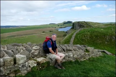 Long de 135 km, ce National Trail est classé au Patrimoine mondial de l'Unesco. Quel plaisir d'explorer 2000 ans d'histoire en se promenant le long de ses tourelles, châteaux et forts. Certaines portions sont intactes et l'on peut visiter un excellent musée.
Quelle randonnée suit la frontière romaine la mieux préservée au monde ?