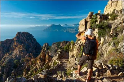 Elle s'est imposée comme la référence pour les grandes randonnées en Europe. Sa longueur est de 200km avec un dénivelé cumulé de 17 000 m. Elle s'adresse à des randonneurs expérimentés et on peut l'attaquer par portions.
Nommez cette excursion pleine de beautés comme des forêts, des cratères, des lacs glaciaires, des tourbières et des sommets enneigés.
Merci d'avoir voyagé avec moi.