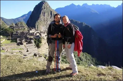 Pendant cette randonnée de 4 jours, on s'enfonce dans des forêts de nuages, puis on traverse des vallées et des crêtes, pour finalement s'arrêter sur ces sites archéologiques. Puisque le sentier monte au-delà de 4 000 m, il faut aussi se prémunir contre le mal de l'altitude.
Le site de la photo est sur la liste du Patrimoine mondial de l'Unesco. Quel est ce sentier, un des plus populaires ?