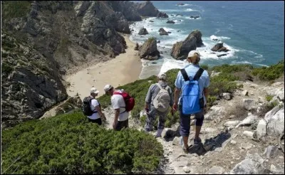 Ce parcours balisé traverse la région d'est en ouest. Long de 300 km, il est divisé en secteurs avec des localités offrant logement et bouffe. Il se termine dans un parc qui a le littoral le mieux préservé d'Europe. 
Quel est ce périple de 2 semaines qui suit des chemins ruraux, des pistes forestières et de petites routes goudronnées escaladant des collines où nichent de vieux moulins à vent ?