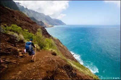 Au départ, de grandes falaises lui donnent son caractère unique et farouche. Le turquoise de l'océan ne doit pas vous distraire. Cette belle randonnée est très dangereuse.
Le sentier est bien défini et suit tout le temps l'océan. Son point ultime, la plage du même nom, est un paradis.
Nommez cette sortie où vous aurez 4 rivières à traverser ainsi que des falaises glissantes exposées au vent ?