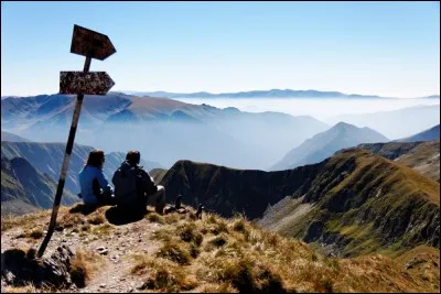 Ce monde de légendes offre des sentiers balisés et des cabanes ouverts à l'année. La particularité de ces montagnes c'est qu'elles sont habitées et conséquemment, exploitées. Ces randonnées vous offriront donc aussi de superbes scènes pastorales et de possibles rencontres inoubliables.
Où trouve-t-on ces bergeries perchées dans les alpages, et ces forteresses médiévales légendaires ?