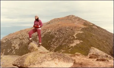 Celle-ci va du Maine à la Géorgie, soit 3500 km. Heureusement, on retrouve des abris et des refuges (à réserver) ou des campings. Il y a plusieurs accès pour n'en faire qu'une portion comme se rendre à Lake of the Clouds ou voir The Old Man of the Mountain. Quel est ce sentier dont l'on voit ici le Presidential Range, soit les plus hauts sommets des montagnes blanches dont le mont Washington ?