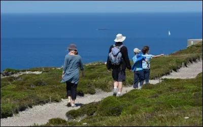 On prend 3 jours pour parcourir ce parcours côtier. Depuis 50 ans, le GR 34, ce sentier qui reprend celui des douaniers, parcourt cette région sur près de 2 000 km : il vient d'ailleurs d'être choisi comme le préféré de France. 
Trouvez le nom de ce sentier où l'on trouve des plages de sable désertes, d'invitantes stations (ports et îles) balnéaires, des rochers uniques, des phares légendaires ?
