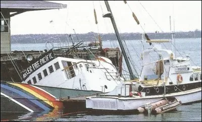 En juillet, dans quelle ville de Nouvelle-Zélande le "Raimbow Warior", bateau de Greenpeace, est-il coulé ?