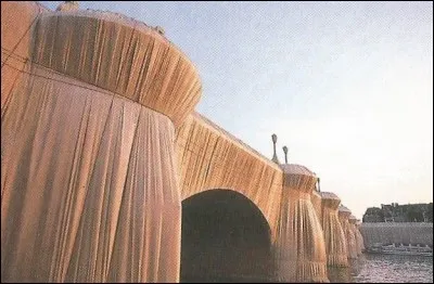 Quel est ce pont de Paris, emballé par Cristo, en septembre ?