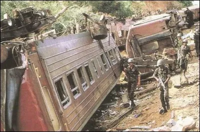 Dans quel pays une série d'explosions dans les transports publics provoque la mort de près de cent personnes, en mai ?