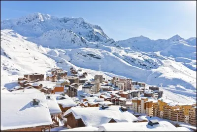 Val Thorens est la station de ski la plus élevée d'Europe. Située en Auvergne sa station-village culmine à 2 300 mètres et appartient au domaine des 3 Vallées. Dans quel massif se situe-t-elle ?