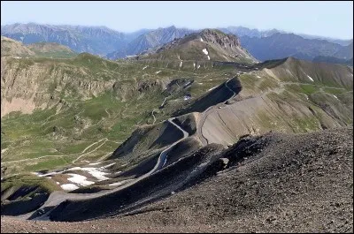 La route la plus élevée est celle du col de la Bonette qui culmine à 2656 mètres. Fermée en hiver, elle est située en Alpes-Maritime. Elle est classée "route impériale" par Napoléon III...