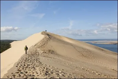 La dune la plus haute est située à l'entrée du bassin d'Arcachon. Elle culmine à plus de 100 mètres et augmente sa hauteur chaque année. Je vous parle bien sûr de...