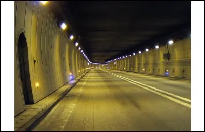 Le tunnel de France le plus long est celui du Fréjus. Long d'environ 13 kilomètres, il fut ouvert en 1980. Dans quel pays peut-il permettre d'aller ?