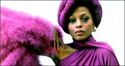 Dans le film "Mahogany" (le mot signifie en fran&ccedil;ais Acajou), Diana Ross interpr&egrave;te une immense chanteuse de jazz, Billie Holiday ?