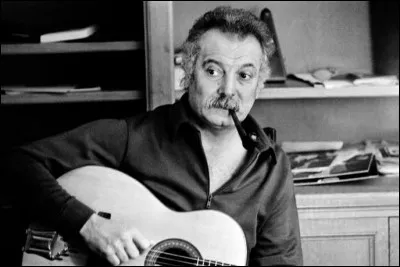 Où, Georges Brassens a-t-il travaillé lorsqu'il est arrivé a Paris en 1940, afin de pouvoir financer sa poésie ?