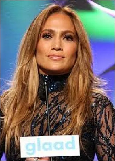 Quelle activité Jennifer Lopez a-t-elle exercée en même temps que celle de danseuse professionnelle ?