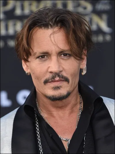 Quels produits vendait Johnny Deep, par téléphone, avant de se lancer dans une carrière d'acteur ?
