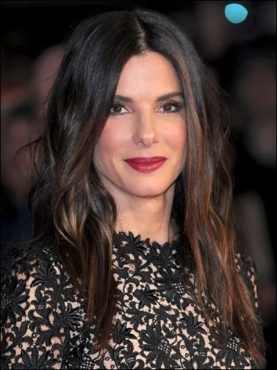 Quel métier a exercé Sandra Bullock avant de devenir actrice ?