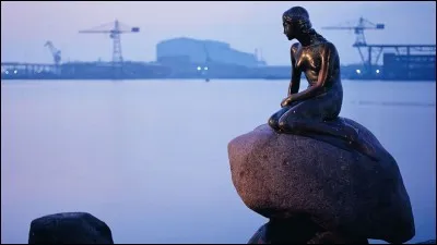Au Danemark, il y a une statue de sirène sur un rocher depuis plus d'un siècle.