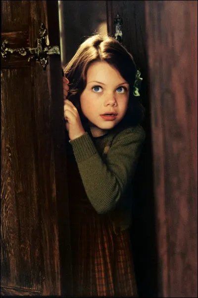 Qui entre en premier dans l'armoire (Narnia 1) ?