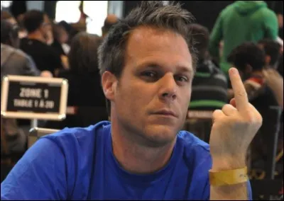 En 2002, pendant la finale de la Coupe de France Lorient-Bastia, Rémi Gaillard fait quelque chose d'incroyable qui est resté dans la mémoire de tous les supporters présents dans le stade et devant leur écran. Quoi ?