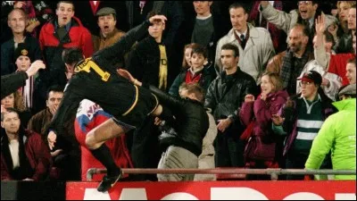 En 1995, Eric Cantona agresse un supporter de Crystal Palace qui vient de le traiter "d'enculé de bâtard de Français". Quelles seront les suites de cette histoire ?