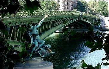 Terminez ce vers d'Apollinaire : 'Sous le pont Mirabeau ... '