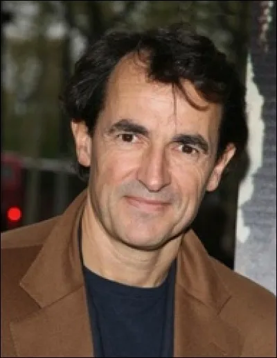 Ce cinéaste a réalisé "9 mois ferme" et "Au revoir là-haut". Il s'agit de ...