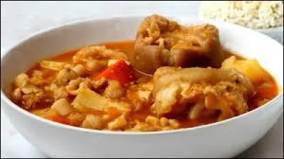 Quelle spécialité culinaire typique est faite à base de petits pois, de viandes, de légumes et de chorizo ?