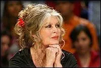 Avec quelle animateur se dispute-t-elle dans un talk-show en 2004 ?