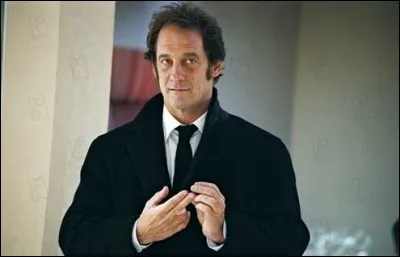 "Kiki la cocotte avait pour amant Coco le concasseur de cacao. Kiki la cocotte voulait un caraco kaki avec un col en caracul, et Coco le concasseur de cacao n'avait que des caracos kakis sans col en caracul et des cols en caracul sans caraco kaki. Le marquis caduc et concave conquis par le caquet coquin de Kiki la cocotte comprit qu'un caraco kaki sans col en caracul et un col en caracul sans..."
Dans quel film est-on sachant que c'est Vincent Lindon qui dit cette longue réplique ici inachevée ?