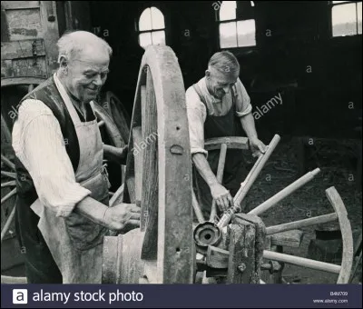 Quel nom porte l'homme chargé de conduire un navire ?