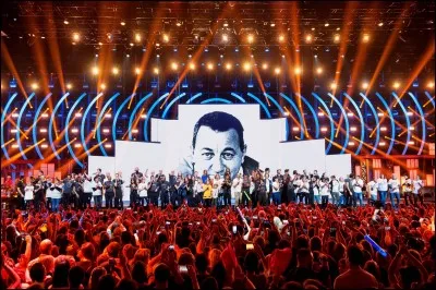 Mon premier est un avertissement 
Mon second peut être dit quand on part en vacance
Mon tout est une chanson nommée...