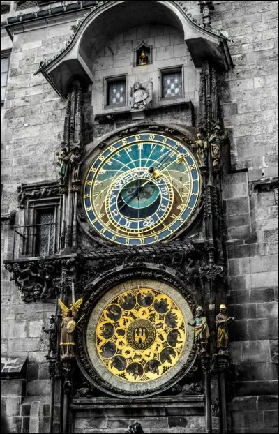 Quelle heure est-il au clocher de l'église dans la chanson "Les Mots bleus" de Christophe ?