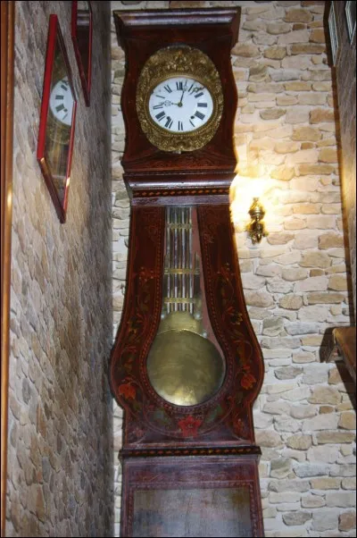 Elle vous donne l'heure, et sonne les coups à chaque heure du jour et de la nuit : quelle est cette magnifique horloge ?