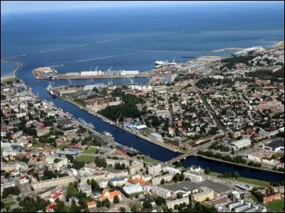 Cette ville côtière de Lettonie. port industriel sur la mer baltique, c'est ...