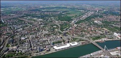 Cette ville allemande, séparée de Mannheim par le Rhin berceau de la grande entreprise chimique BASF, c'est ...