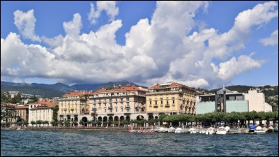 Cette ville suisse au bord de son petit lac, située dans le canton du Tessin, à la fois station touristique et place financière, c'est ...