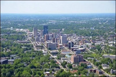 Cette ville des États-Unis de 300 000 habitants, située dans l'État du Kentucky, dans la région du Bluegrass, célèbre pour sa musique populaire et ses pâturages, est considérée comme étant la "capitale mondiale du cheval". C'est ...