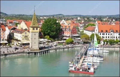 Cette ville allemande, en Bavière, située sur le lac de Constance, près de la frontière autrichienne, c'est ...
