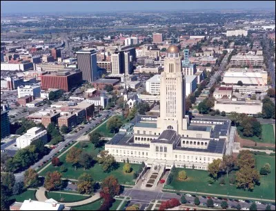Cette ville des États-Unis peuplée de 280 000 habitants, capitale de l'État du Nebraska, c'est ...