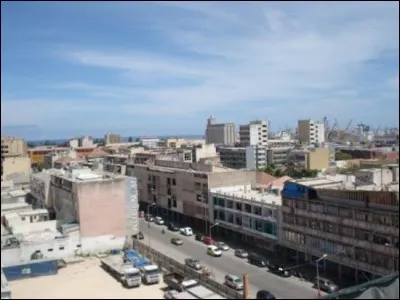 Cette ville portuaire africaine sur la côte atlantique, troisième ville d'Angola avec 320 000 habitants, située dans la province du Benguela, c'est ...
