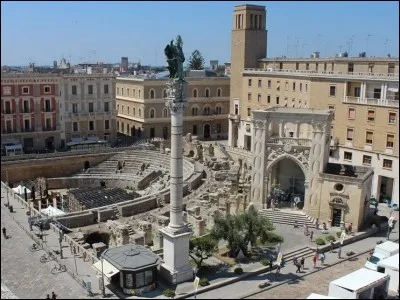 Cette ville italienne de 95 000 habitants, dans la province des Pouilles, considérée comme l'une des capitales de l'architecture baroque, c'est ...