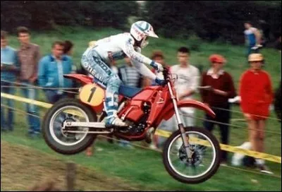 Quelle était la marque de la moto de André Malherbe ?