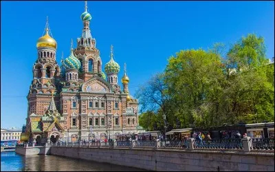 Quel tsar fonda la ville de Saint-Pétersbourg ?